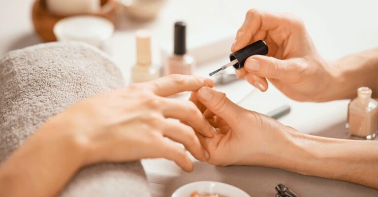 Esmaltação em Gel Estraga a Unha? Entenda o Que Dizem as Especialistas